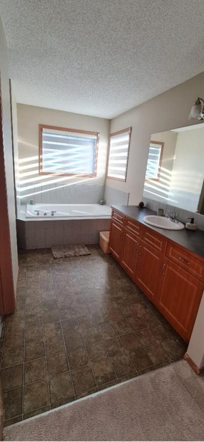Spacious Comfortable Air-Conditioned. Near Airport! YYC Eksteriør billede