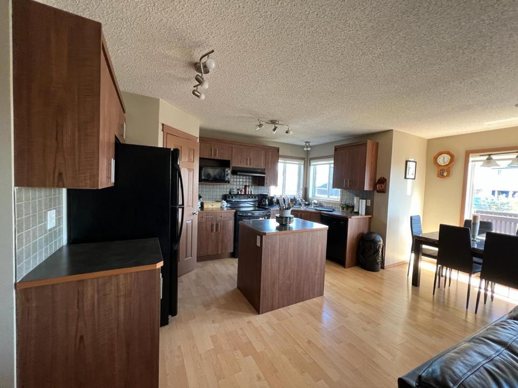 Spacious Comfortable Air-Conditioned. Near Airport! YYC Eksteriør billede
