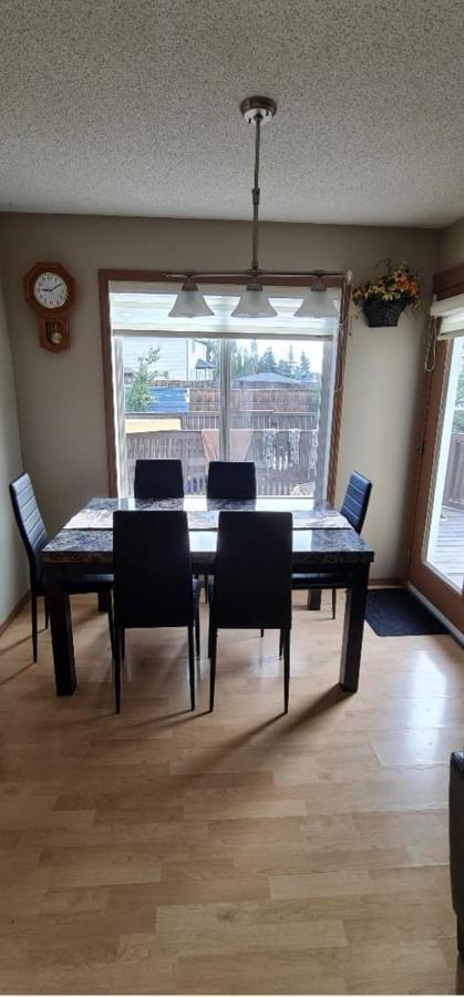Spacious Comfortable Air-Conditioned. Near Airport! YYC Eksteriør billede