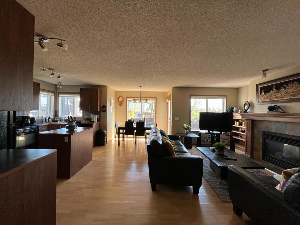 Spacious Comfortable Air-Conditioned. Near Airport! YYC Eksteriør billede